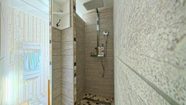 [EXCLUSIVITÉ] Superbe pavillon rénové - 4 chambres, véranda et jardin zen, garage à HOMBLIERES