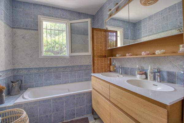 Maison de plain-pied 104m2 avec piscine et dépendance