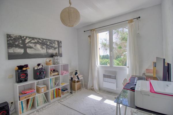 Maison de plain-pied 104m2 avec piscine et dépendance
