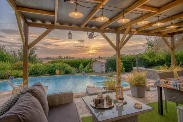Maison de plain-pied 104m2 avec piscine et dépendance