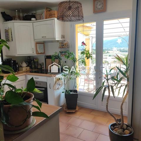 Villa de plain-pied avec piscine, terrasse plein sud et vue imprenable