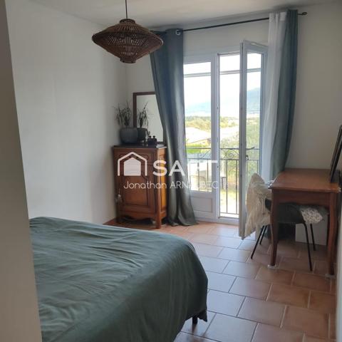 Villa de plain-pied avec piscine, terrasse plein sud et vue imprenable