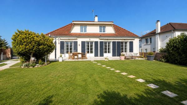 Maison familiale avec terrasse et jardin