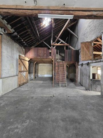 Ensemble immobilier à fort potentiel, Maison + hangars + T2 et jardin