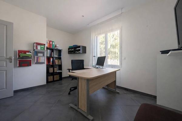 Villa contemporaine de plain-pied avec dépendance sur 2 000 m²