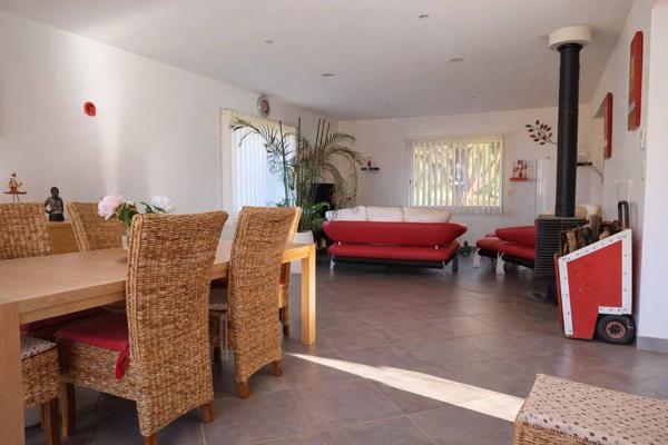 Villa contemporaine de plain-pied avec dépendance sur 2 000 m²