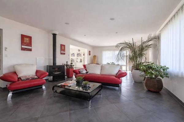 Villa contemporaine de plain-pied avec dépendance sur 2 000 m²