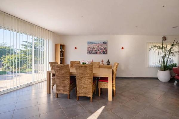Villa contemporaine de plain-pied avec dépendance sur 2 000 m²