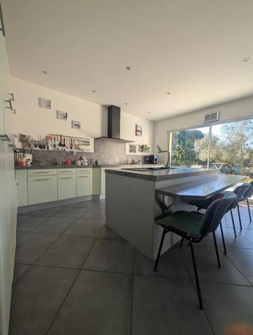 Villa contemporaine de plain-pied avec dépendance sur 2 000 m²