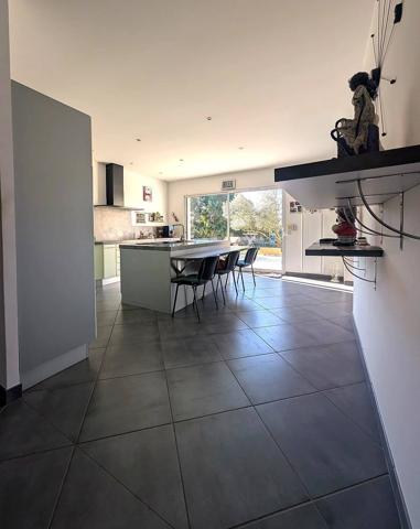 Villa contemporaine de plain-pied avec dépendance sur 2 000 m²