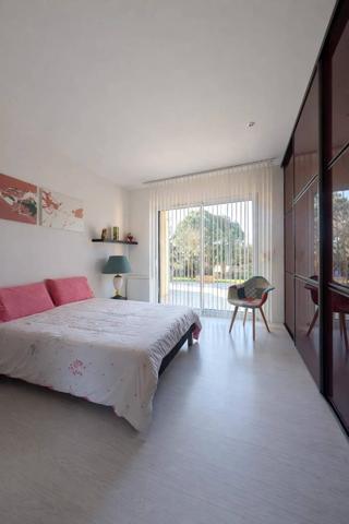 Villa contemporaine de plain-pied avec dépendance sur 2 000 m²