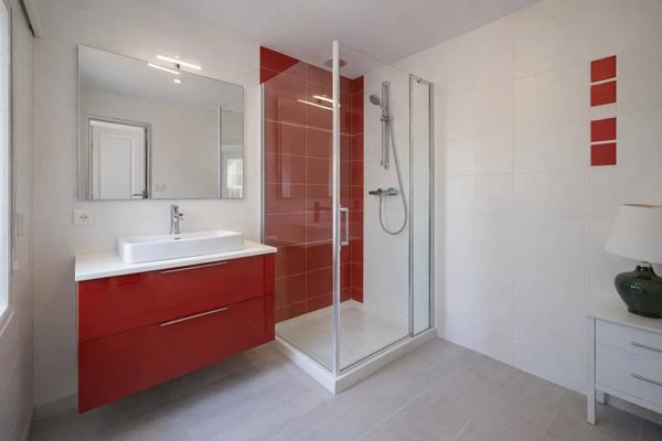 Villa contemporaine de plain-pied avec dépendance sur 2 000 m²