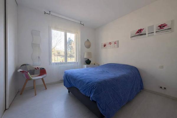 Villa contemporaine de plain-pied avec dépendance sur 2 000 m²