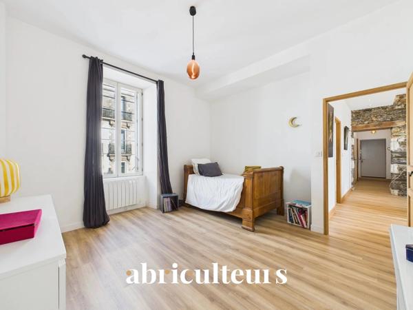 Bel appartement de 94m2 — Traversant et lumineux DPE C 3 Chambres spacieuses Cave et Grenier Nantes Proche rue de la bastille