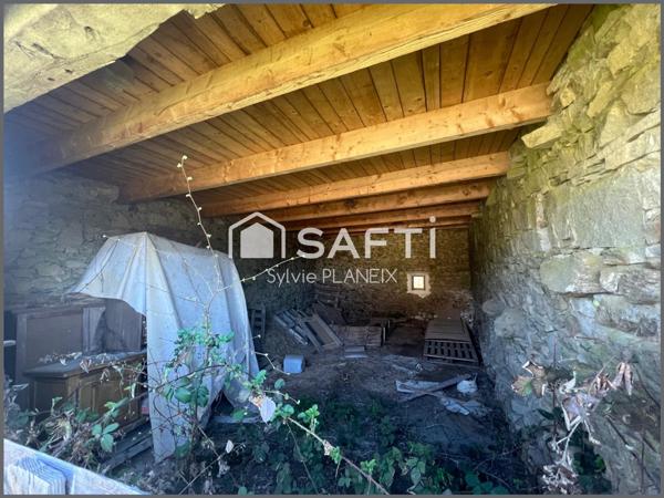 Grange de 200 m2 environ avec étable, terrain de 1860 m2.