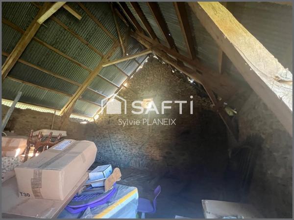 Grange de 200 m2 environ avec étable, terrain de 1860 m2.