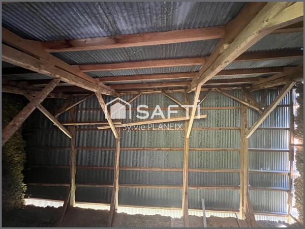 Grange de 200 m2 environ avec étable, terrain de 1860 m2.