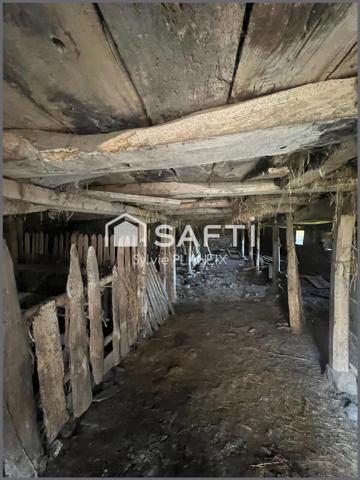 Grange de 200 m2 environ avec étable, terrain de 1860 m2.