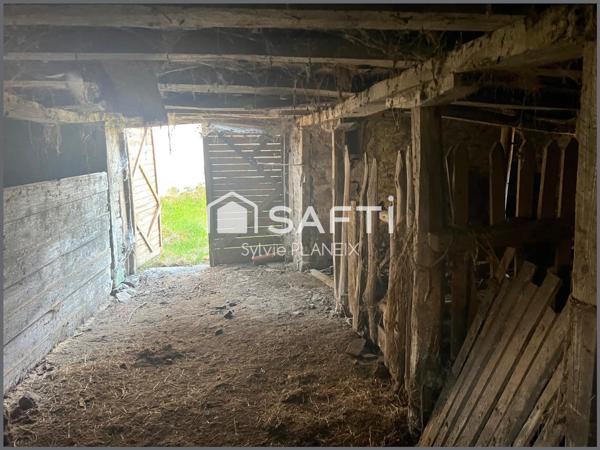 Grange de 200 m2 environ avec étable, terrain de 1860 m2.