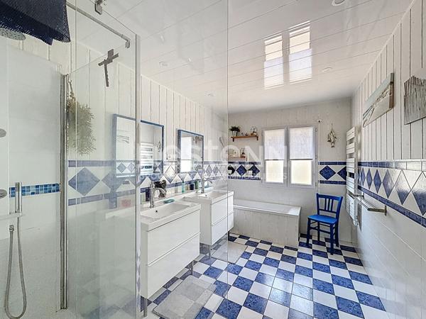 Maison de plain-pied à Nougaroulet 6 pièces 175 m2 avec piscine