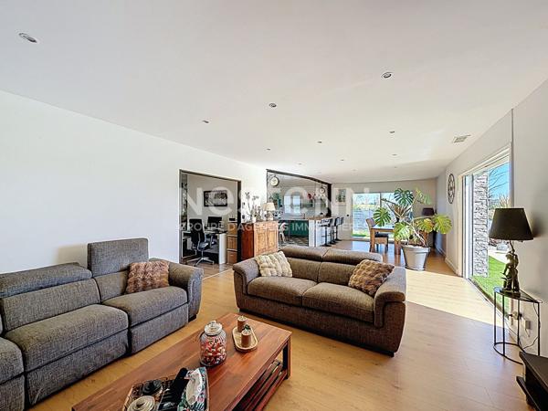 Maison de plain-pied à Nougaroulet 6 pièces 175 m2 avec piscine