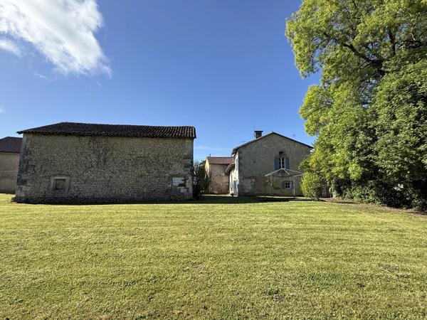 Vue imprenable sur la campagne! Charmante maison en pierre avec gîte et grange