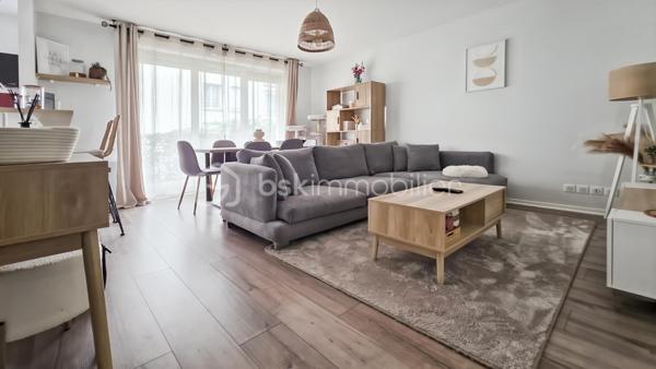 Plein centre-ville et AU CALME dans résidence récente, sécurisée et très bien tenue, TRE BEL APPARTEMENT type F2 de 50 m2 environ au 1er étage sur 4 AVEC ASCENSEUR. 

Entrée, beau séjour LUMINEUX avec balcon, cuisine ouverte.
Espace nuit bien distinct avec WC, rangements, salle d'eau et chambre avec placard.

BOX PRIVATIF au sous-sol.

Idéalement situé proche commerces à pied et grandes promenades en bord de Seine, un TRES BEL APPARTEMENT bien agencé et DECO au goût du jour  ! AUCUN TRAVAUX à PREVOIR !

Petites charges de copro : 110 euros/mois

A visiter en priorité !