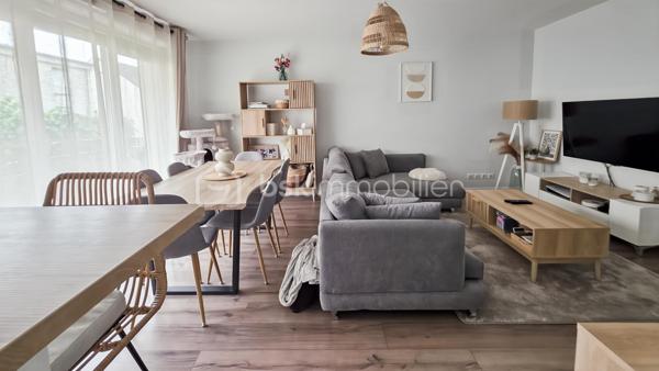 Plein centre-ville et AU CALME dans résidence récente, sécurisée et très bien tenue, TRE BEL APPARTEMENT type F2 de 50 m2 environ au 1er étage sur 4 AVEC ASCENSEUR. 

Entrée, beau séjour LUMINEUX avec balcon, cuisine ouverte.
Espace nuit bien distinct avec WC, rangements, salle d'eau et chambre avec placard.

BOX PRIVATIF au sous-sol.

Idéalement situé proche commerces à pied et grandes promenades en bord de Seine, un TRES BEL APPARTEMENT bien agencé et DECO au goût du jour  ! AUCUN TRAVAUX à PREVOIR !

Petites charges de copro : 110 euros/mois

A visiter en priorité !