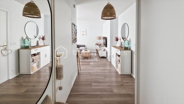 Plein centre-ville et AU CALME dans résidence récente, sécurisée et très bien tenue, TRE BEL APPARTEMENT type F2 de 50 m2 environ au 1er étage sur 4 AVEC ASCENSEUR. 

Entrée, beau séjour LUMINEUX avec balcon, cuisine ouverte.
Espace nuit bien distinct avec WC, rangements, salle d'eau et chambre avec placard.

BOX PRIVATIF au sous-sol.

Idéalement situé proche commerces à pied et grandes promenades en bord de Seine, un TRES BEL APPARTEMENT bien agencé et DECO au goût du jour  ! AUCUN TRAVAUX à PREVOIR !

Petites charges de copro : 110 euros/mois

A visiter en priorité !