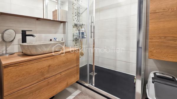 Plein centre-ville et AU CALME dans résidence récente, sécurisée et très bien tenue, TRE BEL APPARTEMENT type F2 de 50 m2 environ au 1er étage sur 4 AVEC ASCENSEUR. 

Entrée, beau séjour LUMINEUX avec balcon, cuisine ouverte.
Espace nuit bien distinct avec WC, rangements, salle d'eau et chambre avec placard.

BOX PRIVATIF au sous-sol.

Idéalement situé proche commerces à pied et grandes promenades en bord de Seine, un TRES BEL APPARTEMENT bien agencé et DECO au goût du jour  ! AUCUN TRAVAUX à PREVOIR !

Petites charges de copro : 110 euros/mois

A visiter en priorité !