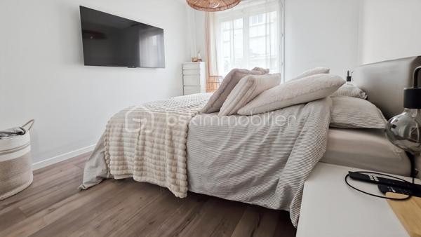 Plein centre-ville et AU CALME dans résidence récente, sécurisée et très bien tenue, TRE BEL APPARTEMENT type F2 de 50 m2 environ au 1er étage sur 4 AVEC ASCENSEUR. 

Entrée, beau séjour LUMINEUX avec balcon, cuisine ouverte.
Espace nuit bien distinct avec WC, rangements, salle d'eau et chambre avec placard.

BOX PRIVATIF au sous-sol.

Idéalement situé proche commerces à pied et grandes promenades en bord de Seine, un TRES BEL APPARTEMENT bien agencé et DECO au goût du jour  ! AUCUN TRAVAUX à PREVOIR !

Petites charges de copro : 110 euros/mois

A visiter en priorité !