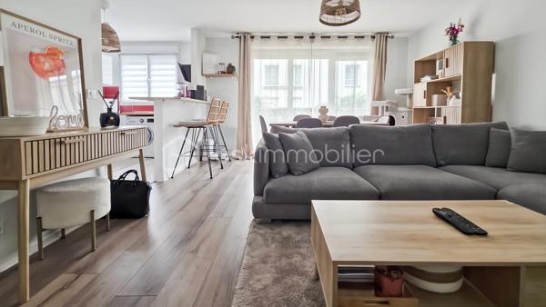 Plein centre-ville et AU CALME dans résidence récente, sécurisée et très bien tenue, TRE BEL APPARTEMENT type F2 de 50 m2 environ au 1er étage sur 4 AVEC ASCENSEUR. 

Entrée, beau séjour LUMINEUX avec balcon, cuisine ouverte.
Espace nuit bien distinct avec WC, rangements, salle d'eau et chambre avec placard.

BOX PRIVATIF au sous-sol.

Idéalement situé proche commerces à pied et grandes promenades en bord de Seine, un TRES BEL APPARTEMENT bien agencé et DECO au goût du jour  ! AUCUN TRAVAUX à PREVOIR !

Petites charges de copro : 110 euros/mois

A visiter en priorité !