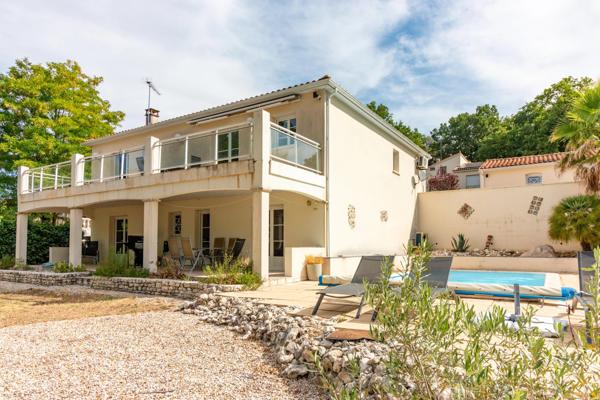 Maison moderne avec piscine et belle vue sur le vignoble