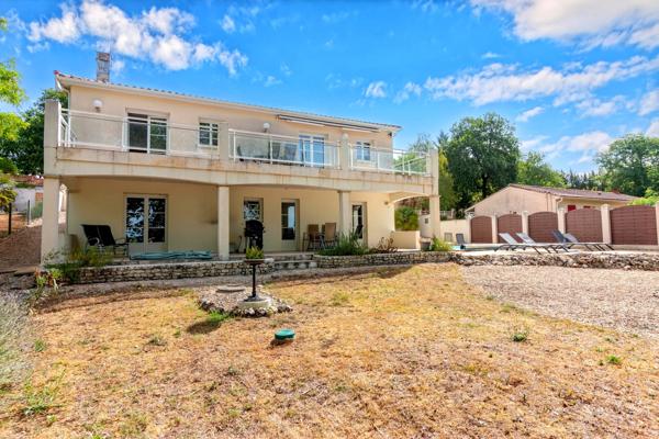 Maison moderne avec piscine et belle vue sur le vignoble