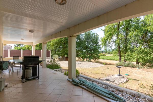 Maison moderne avec piscine et belle vue sur le vignoble