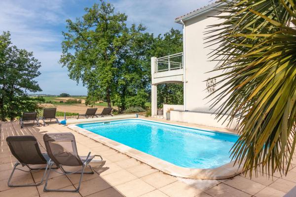 Maison moderne avec piscine et belle vue sur le vignoble