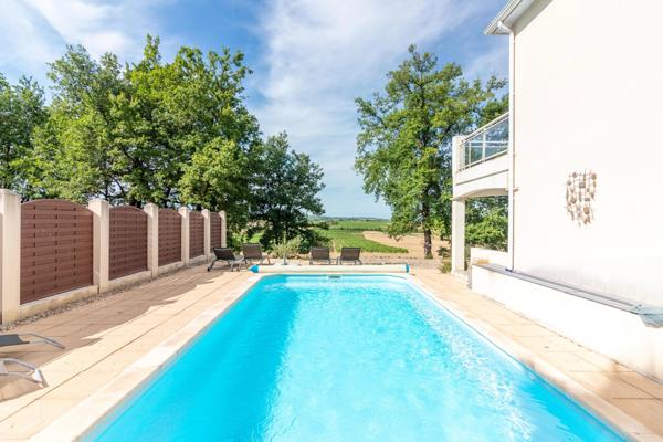 Maison moderne avec piscine et belle vue sur le vignoble