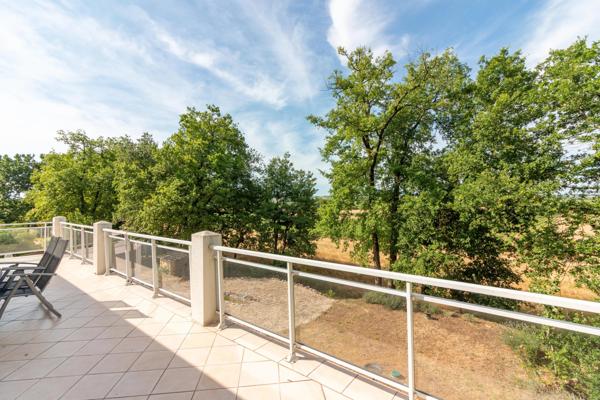 Maison moderne avec piscine et belle vue sur le vignoble