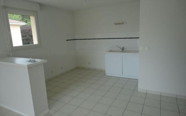 Appartement à louer    3 pièces • 66 m2 Aire-sur-l'Adour
