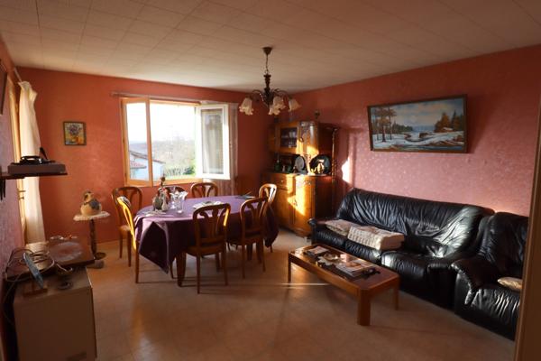 Jolie villa de 117 m² à fort potentiel avec un beau terrain arboré à CURCIAT DONGALON (01)