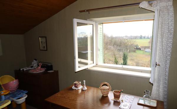 Jolie villa de 117 m² à fort potentiel avec un beau terrain arboré à CURCIAT DONGALON (01)