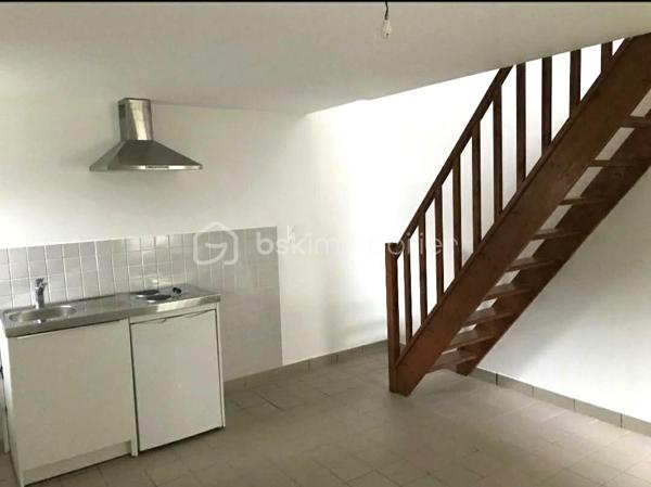 EXCLUSIVITÉ – KILLIAN LE MEUR - BSK IMMOBILIER 

Investissement locatif.
Idéalement située dans le centre de Carhaix (29270).

Immeuble (n°8) d’environ 167m2 comprenant :

• Studio de 28m² déjà loué : 340 €/mois HC – DPE : E
• T1 bis de 33m² déjà loué : 365 €/mois HC – DPE : E
• T3 de 51m² déjà loué : 500 €/mois HC – DPE : E
• T2 bis en duplex de 56m² déjà loué : 450 €/mois HC – DPE : D

Immeuble avec un compteur électrique par appartement et compteur d'eau commun avec des sous-compteurs.

✅ Loyers annuels : 19 860 €
✅ Taxe foncière : 2 028 €
✅ Rentabilité supérieure à 7 %

--- --- --- --- --- --- --- --- --- --- --- --- --- --- --- --- --- --- --- --- 
⭐ACCOMPAGNEMENT SUR MESURE
Vous souhaitez vendre votre bien ?
Contactez-moi. Evaluation OFFERTE sous 48h !

⭐VENTE IMMOBILIÈRE – Finistère Sud
Échangeons sur votre projet pour définir la meilleure stratégie de vente.

⭐APPORTEURS D'AFFAIRES
Vous connaissez quelqu'un qui souhaite vendre ?
Contactez-moi. Rémunération attractive !
--- --- --- --- --- --- --- --- --- --- --- --- --- --- --- --- --- --- --- ---