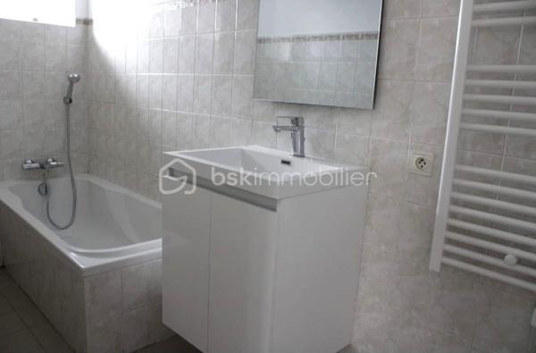EXCLUSIVITÉ – KILLIAN LE MEUR - BSK IMMOBILIER 

Investissement locatif.
Idéalement située dans le centre de Carhaix (29270).

Immeuble (n°8) d’environ 167m2 comprenant :

• Studio de 28m² déjà loué : 340 €/mois HC – DPE : E
• T1 bis de 33m² déjà loué : 365 €/mois HC – DPE : E
• T3 de 51m² déjà loué : 500 €/mois HC – DPE : E
• T2 bis en duplex de 56m² déjà loué : 450 €/mois HC – DPE : D

Immeuble avec un compteur électrique par appartement et compteur d'eau commun avec des sous-compteurs.

✅ Loyers annuels : 19 860 €
✅ Taxe foncière : 2 028 €
✅ Rentabilité supérieure à 7 %

--- --- --- --- --- --- --- --- --- --- --- --- --- --- --- --- --- --- --- --- 
⭐ACCOMPAGNEMENT SUR MESURE
Vous souhaitez vendre votre bien ?
Contactez-moi. Evaluation OFFERTE sous 48h !

⭐VENTE IMMOBILIÈRE – Finistère Sud
Échangeons sur votre projet pour définir la meilleure stratégie de vente.

⭐APPORTEURS D'AFFAIRES
Vous connaissez quelqu'un qui souhaite vendre ?
Contactez-moi. Rémunération attractive !
--- --- --- --- --- --- --- --- --- --- --- --- --- --- --- --- --- --- --- ---