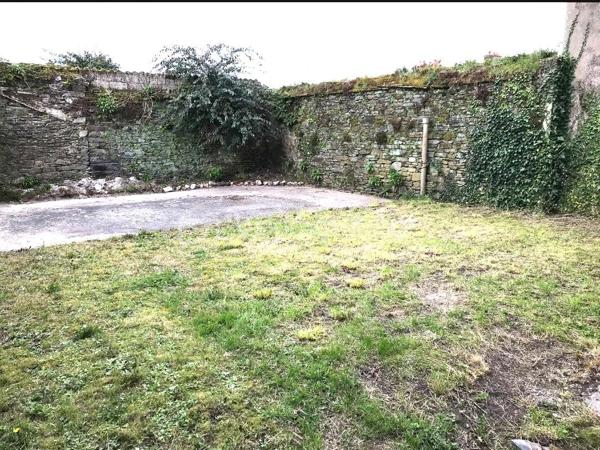 EXCLUSIVITÉ – KILLIAN LE MEUR - BSK IMMOBILIER 

Investissement locatif.
Idéalement située dans le centre de Carhaix (29270).

Immeuble (n°8) d’environ 167m2 comprenant :

• Studio de 28m² déjà loué : 340 €/mois HC – DPE : E
• T1 bis de 33m² déjà loué : 365 €/mois HC – DPE : E
• T3 de 51m² déjà loué : 500 €/mois HC – DPE : E
• T2 bis en duplex de 56m² déjà loué : 450 €/mois HC – DPE : D

Immeuble avec un compteur électrique par appartement et compteur d'eau commun avec des sous-compteurs.

✅ Loyers annuels : 19 860 €
✅ Taxe foncière : 2 028 €
✅ Rentabilité supérieure à 7 %

--- --- --- --- --- --- --- --- --- --- --- --- --- --- --- --- --- --- --- --- 
⭐ACCOMPAGNEMENT SUR MESURE
Vous souhaitez vendre votre bien ?
Contactez-moi. Evaluation OFFERTE sous 48h !

⭐VENTE IMMOBILIÈRE – Finistère Sud
Échangeons sur votre projet pour définir la meilleure stratégie de vente.

⭐APPORTEURS D'AFFAIRES
Vous connaissez quelqu'un qui souhaite vendre ?
Contactez-moi. Rémunération attractive !
--- --- --- --- --- --- --- --- --- --- --- --- --- --- --- --- --- --- --- ---