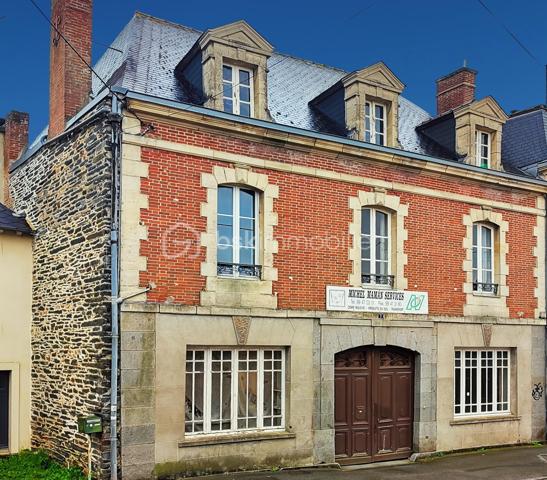 En Exclusivité: À vendre à Janzé, ancien ensemble immobilier emblématique offrant un cadre unique pour un projet de vie, une activité professionnelle ou un investissement patrimonial.

Au cœur de la propriété, une élégante maison bourgeoise séduit par son authenticité : cheminées d'époque, parquets anciens, belles hauteurs sous plafond et volumes généreux. Le grenier aménageable permet d'envisager plus de 260 m² habitables, offrant de nombreuses possibilités d'aménagement.

L'ensemble comprend également plusieurs dépendances aux usages variés :
• Bâtiments annexes pouvant être transformés en bureaux, ateliers, espaces professionnels ou logements complémentaires.
• Grand hangar idéal pour le stockage ou une activité artisanale.
• Bâtiment en briques pouvant accueillir garage, atelier ou autre.

Ce bien rare réunit charme, histoire et potentiel. Il conviendra aussi bien à une grande famille en quête d'une demeure de caractère qu'à un entrepreneur, un investisseur ou un porteur de projet souhaitant valoriser un ensemble immobilier aux multiples possibilités.

Les atouts :
✔ Maison bourgeoise de caractère
✔ Plus de 260 m² habitables potentiels
✔ Nombreuses dépendances
✔ Fort potentiel de développement
✔ Projet habitation, professionnel ou mixte
✔ Bien rare sur le secteur

Une opportunité unique de redonner vie à un lieu chargé d'histoire tout en bénéficiant d'un important potentiel de valorisation.

Renseignements complémentaires et visites sur demande.