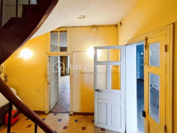 En Exclusivité: À vendre à Janzé, ancien ensemble immobilier emblématique offrant un cadre unique pour un projet de vie, une activité professionnelle ou un investissement patrimonial.

Au cœur de la propriété, une élégante maison bourgeoise séduit par son authenticité : cheminées d'époque, parquets anciens, belles hauteurs sous plafond et volumes généreux. Le grenier aménageable permet d'envisager plus de 260 m² habitables, offrant de nombreuses possibilités d'aménagement.

L'ensemble comprend également plusieurs dépendances aux usages variés :
• Bâtiments annexes pouvant être transformés en bureaux, ateliers, espaces professionnels ou logements complémentaires.
• Grand hangar idéal pour le stockage ou une activité artisanale.
• Bâtiment en briques pouvant accueillir garage, atelier ou autre.

Ce bien rare réunit charme, histoire et potentiel. Il conviendra aussi bien à une grande famille en quête d'une demeure de caractère qu'à un entrepreneur, un investisseur ou un porteur de projet souhaitant valoriser un ensemble immobilier aux multiples possibilités.

Les atouts :
✔ Maison bourgeoise de caractère
✔ Plus de 260 m² habitables potentiels
✔ Nombreuses dépendances
✔ Fort potentiel de développement
✔ Projet habitation, professionnel ou mixte
✔ Bien rare sur le secteur

Une opportunité unique de redonner vie à un lieu chargé d'histoire tout en bénéficiant d'un important potentiel de valorisation.

Renseignements complémentaires et visites sur demande.