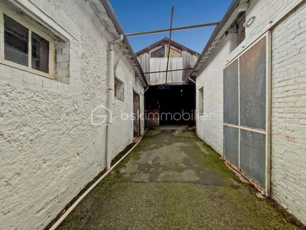 En Exclusivité: À vendre à Janzé, ancien ensemble immobilier emblématique offrant un cadre unique pour un projet de vie, une activité professionnelle ou un investissement patrimonial.

Au cœur de la propriété, une élégante maison bourgeoise séduit par son authenticité : cheminées d'époque, parquets anciens, belles hauteurs sous plafond et volumes généreux. Le grenier aménageable permet d'envisager plus de 260 m² habitables, offrant de nombreuses possibilités d'aménagement.

L'ensemble comprend également plusieurs dépendances aux usages variés :
• Bâtiments annexes pouvant être transformés en bureaux, ateliers, espaces professionnels ou logements complémentaires.
• Grand hangar idéal pour le stockage ou une activité artisanale.
• Bâtiment en briques pouvant accueillir garage, atelier ou autre.

Ce bien rare réunit charme, histoire et potentiel. Il conviendra aussi bien à une grande famille en quête d'une demeure de caractère qu'à un entrepreneur, un investisseur ou un porteur de projet souhaitant valoriser un ensemble immobilier aux multiples possibilités.

Les atouts :
✔ Maison bourgeoise de caractère
✔ Plus de 260 m² habitables potentiels
✔ Nombreuses dépendances
✔ Fort potentiel de développement
✔ Projet habitation, professionnel ou mixte
✔ Bien rare sur le secteur

Une opportunité unique de redonner vie à un lieu chargé d'histoire tout en bénéficiant d'un important potentiel de valorisation.

Renseignements complémentaires et visites sur demande.