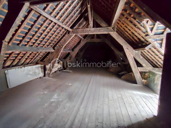 En Exclusivité: À vendre à Janzé, ancien ensemble immobilier emblématique offrant un cadre unique pour un projet de vie, une activité professionnelle ou un investissement patrimonial.

Au cœur de la propriété, une élégante maison bourgeoise séduit par son authenticité : cheminées d'époque, parquets anciens, belles hauteurs sous plafond et volumes généreux. Le grenier aménageable permet d'envisager plus de 260 m² habitables, offrant de nombreuses possibilités d'aménagement.

L'ensemble comprend également plusieurs dépendances aux usages variés :
• Bâtiments annexes pouvant être transformés en bureaux, ateliers, espaces professionnels ou logements complémentaires.
• Grand hangar idéal pour le stockage ou une activité artisanale.
• Bâtiment en briques pouvant accueillir garage, atelier ou autre.

Ce bien rare réunit charme, histoire et potentiel. Il conviendra aussi bien à une grande famille en quête d'une demeure de caractère qu'à un entrepreneur, un investisseur ou un porteur de projet souhaitant valoriser un ensemble immobilier aux multiples possibilités.

Les atouts :
✔ Maison bourgeoise de caractère
✔ Plus de 260 m² habitables potentiels
✔ Nombreuses dépendances
✔ Fort potentiel de développement
✔ Projet habitation, professionnel ou mixte
✔ Bien rare sur le secteur

Une opportunité unique de redonner vie à un lieu chargé d'histoire tout en bénéficiant d'un important potentiel de valorisation.

Renseignements complémentaires et visites sur demande.