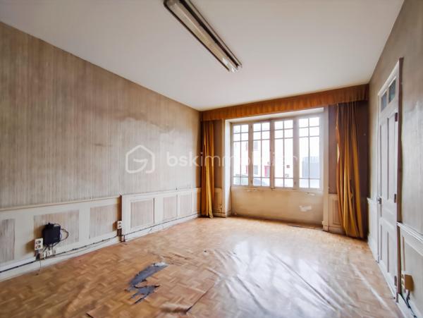 En Exclusivité: À vendre à Janzé, ancien ensemble immobilier emblématique offrant un cadre unique pour un projet de vie, une activité professionnelle ou un investissement patrimonial.

Au cœur de la propriété, une élégante maison bourgeoise séduit par son authenticité : cheminées d'époque, parquets anciens, belles hauteurs sous plafond et volumes généreux. Le grenier aménageable permet d'envisager plus de 260 m² habitables, offrant de nombreuses possibilités d'aménagement.

L'ensemble comprend également plusieurs dépendances aux usages variés :
• Bâtiments annexes pouvant être transformés en bureaux, ateliers, espaces professionnels ou logements complémentaires.
• Grand hangar idéal pour le stockage ou une activité artisanale.
• Bâtiment en briques pouvant accueillir garage, atelier ou autre.

Ce bien rare réunit charme, histoire et potentiel. Il conviendra aussi bien à une grande famille en quête d'une demeure de caractère qu'à un entrepreneur, un investisseur ou un porteur de projet souhaitant valoriser un ensemble immobilier aux multiples possibilités.

Les atouts :
✔ Maison bourgeoise de caractère
✔ Plus de 260 m² habitables potentiels
✔ Nombreuses dépendances
✔ Fort potentiel de développement
✔ Projet habitation, professionnel ou mixte
✔ Bien rare sur le secteur

Une opportunité unique de redonner vie à un lieu chargé d'histoire tout en bénéficiant d'un important potentiel de valorisation.

Renseignements complémentaires et visites sur demande.