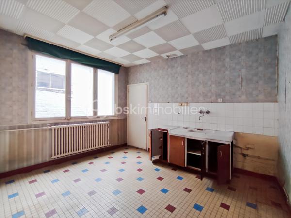 En Exclusivité: À vendre à Janzé, ancien ensemble immobilier emblématique offrant un cadre unique pour un projet de vie, une activité professionnelle ou un investissement patrimonial.

Au cœur de la propriété, une élégante maison bourgeoise séduit par son authenticité : cheminées d'époque, parquets anciens, belles hauteurs sous plafond et volumes généreux. Le grenier aménageable permet d'envisager plus de 260 m² habitables, offrant de nombreuses possibilités d'aménagement.

L'ensemble comprend également plusieurs dépendances aux usages variés :
• Bâtiments annexes pouvant être transformés en bureaux, ateliers, espaces professionnels ou logements complémentaires.
• Grand hangar idéal pour le stockage ou une activité artisanale.
• Bâtiment en briques pouvant accueillir garage, atelier ou autre.

Ce bien rare réunit charme, histoire et potentiel. Il conviendra aussi bien à une grande famille en quête d'une demeure de caractère qu'à un entrepreneur, un investisseur ou un porteur de projet souhaitant valoriser un ensemble immobilier aux multiples possibilités.

Les atouts :
✔ Maison bourgeoise de caractère
✔ Plus de 260 m² habitables potentiels
✔ Nombreuses dépendances
✔ Fort potentiel de développement
✔ Projet habitation, professionnel ou mixte
✔ Bien rare sur le secteur

Une opportunité unique de redonner vie à un lieu chargé d'histoire tout en bénéficiant d'un important potentiel de valorisation.

Renseignements complémentaires et visites sur demande.